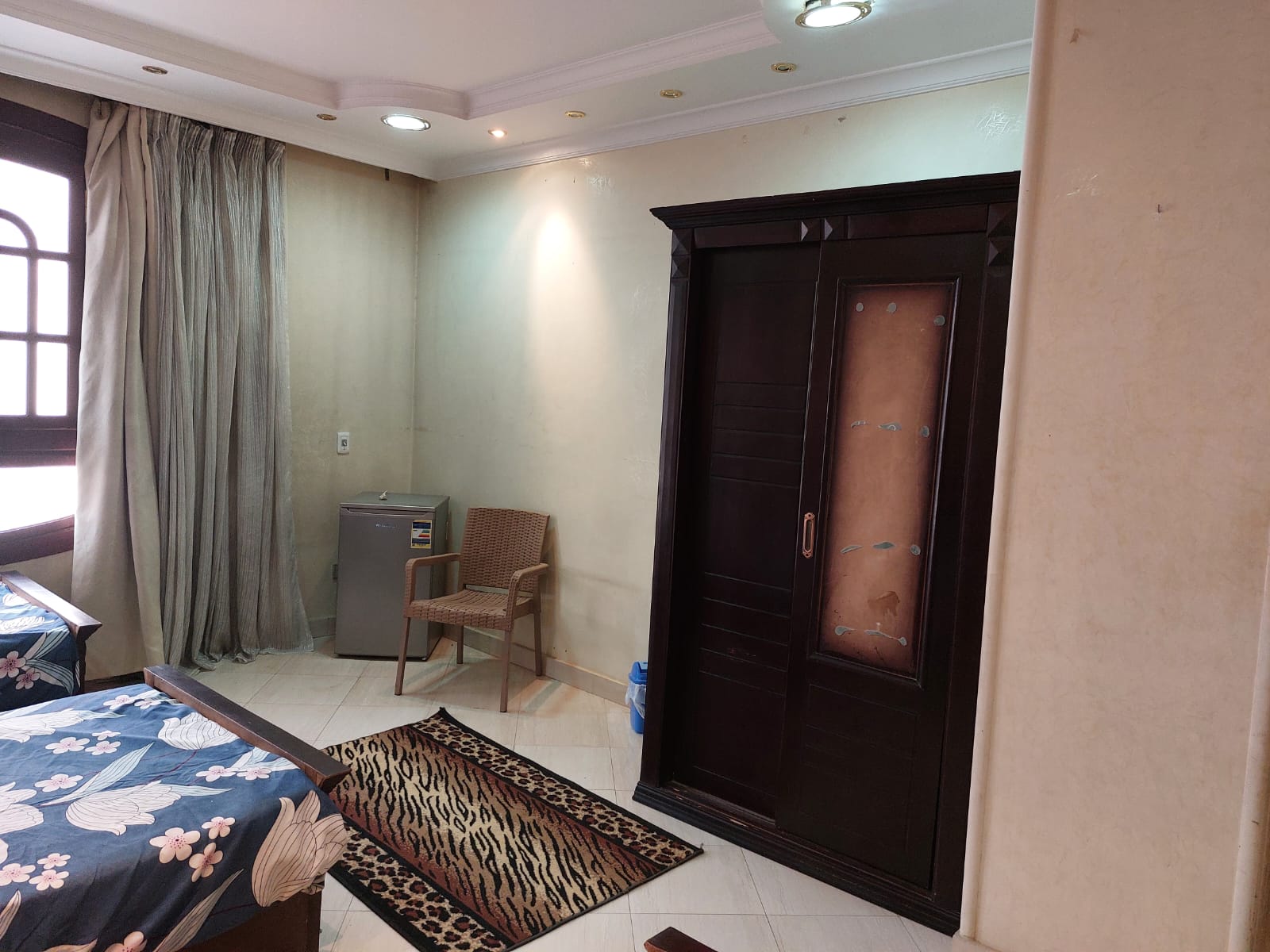 غرف نوم مريحة ومجهزة لجميع احتياجات كبار السن في دار مسنين