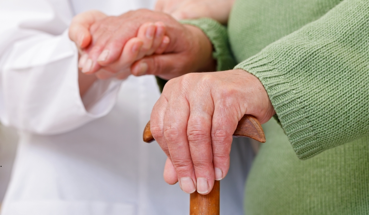 صورة توضح خدمات دار مسنين تشمل الرعاية الطبية والأنشطة الاجتماعية لكبار السن