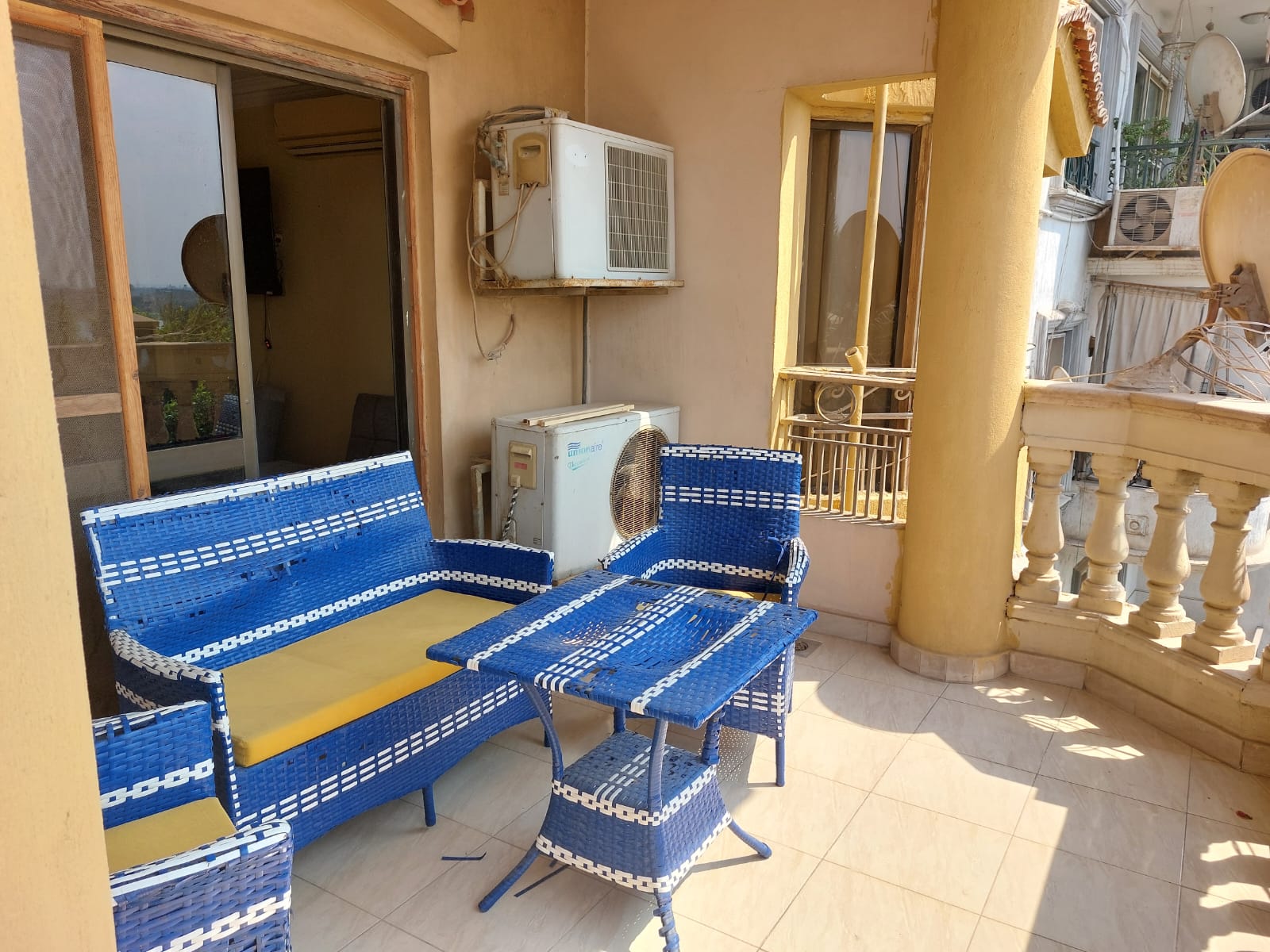 بلكونة مجهزة في دار مسنين للاستمتاع بالهدوء والطبيعة لكبار السن