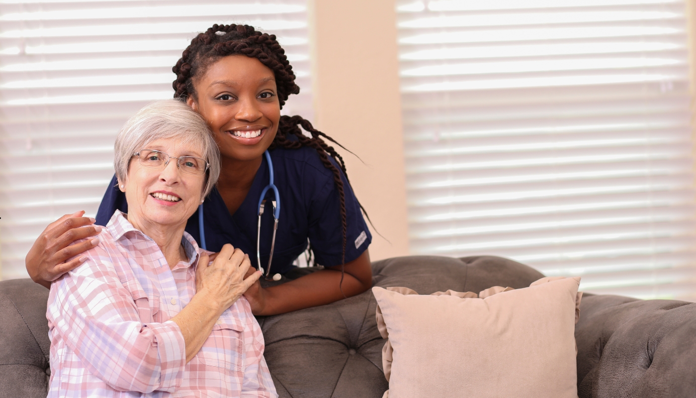 ممرضة تقدم الرعاية لكبير في السن داخل دار مسنين على كورنيش النيل، في بيئة آمنة ومريحة تعكس الدفء الإنساني والاهتمام اليومي.