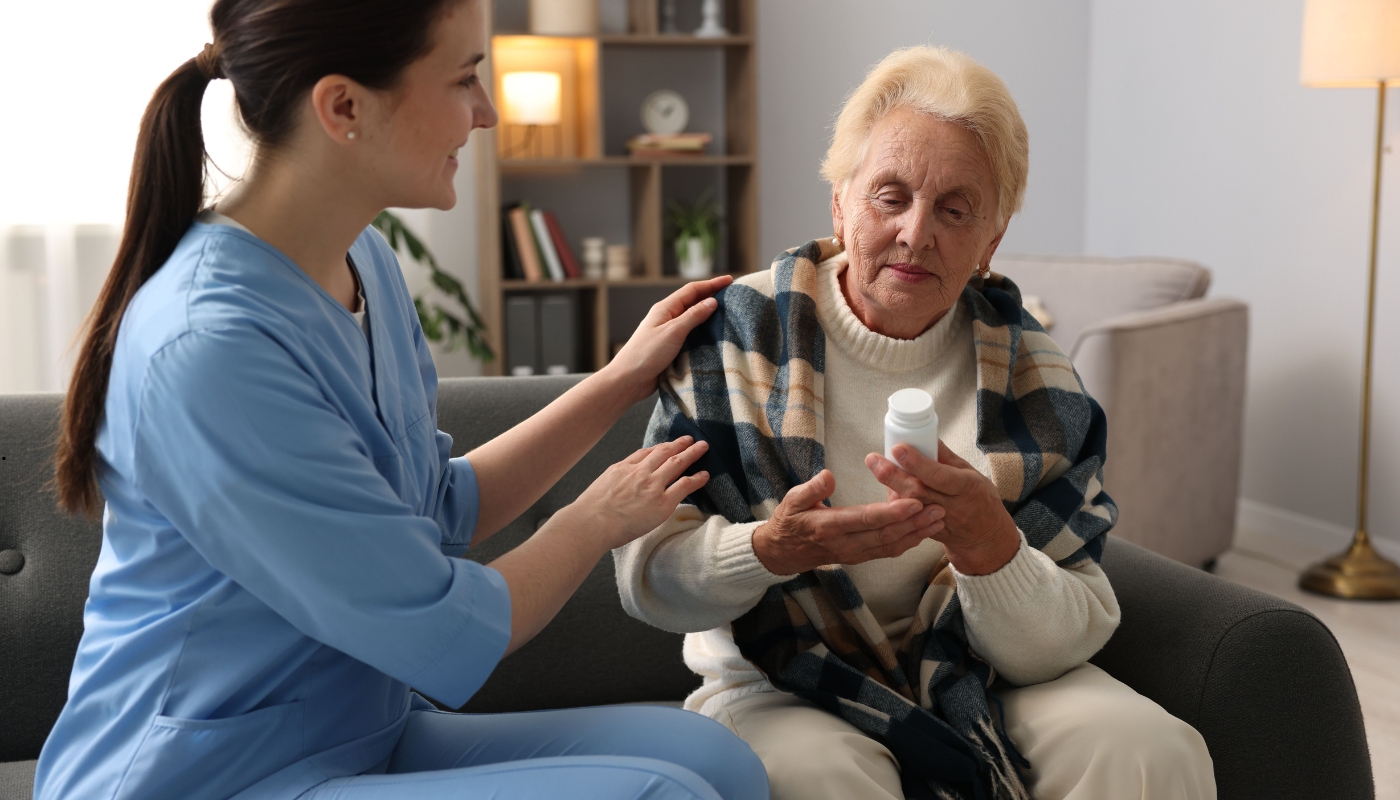 ممرضة تقدم رعاية طبية وتمريضية متكاملة لكبير سن داخل دار رعاية المسنين في جو من الأمان والاهتمام