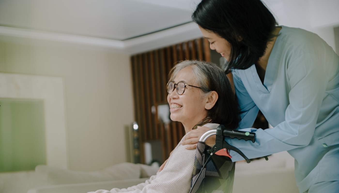 فريق تمريضي وطبي يقدم رعاية صحية وإنسانية على أعلى مستوى لكبار السن في دار المسنين كورنيش النيل بحلوان، في بيئة مريحة وآمنة تطل على النيل.