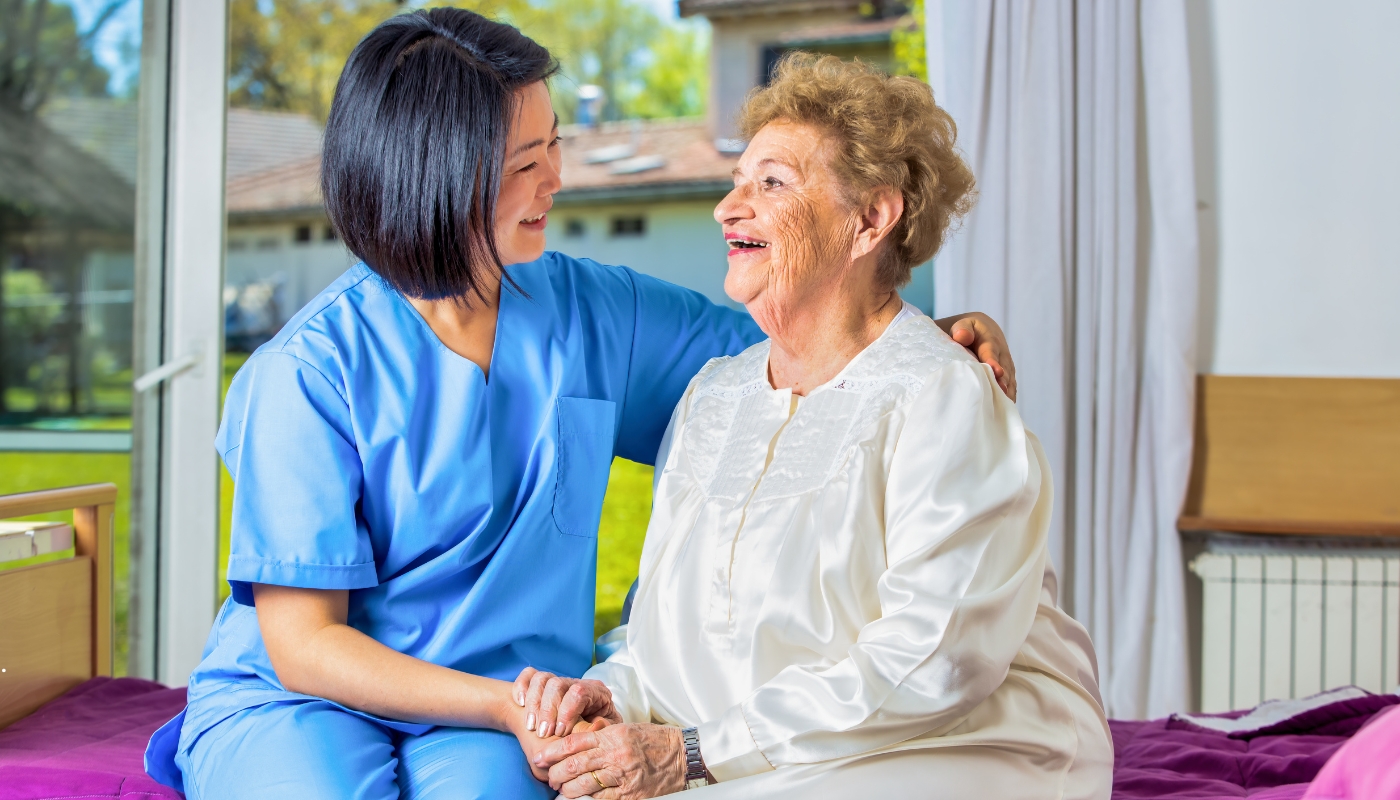 ممرضة تقدم الرعاية الطبية والدعم النفسي لأحد كبار السن داخل دار مسنين في حدائق حلوان على كورنيش النيل، تعكس بيئة إنسانية دافئة ورعاية متكاملة