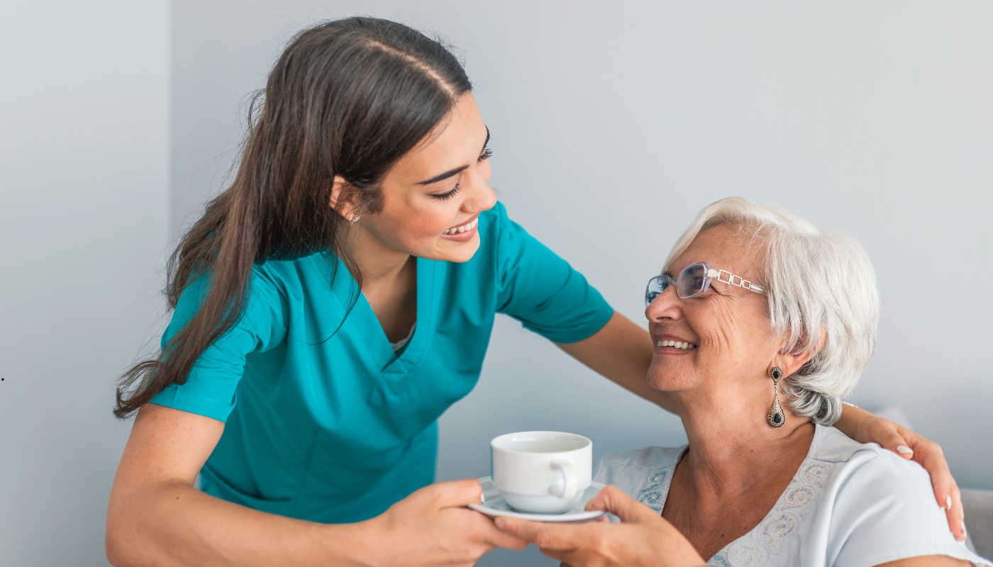 كبار سن يتلقون رعاية صحية ونفسية متكاملة داخل دار مسنين مجهزة تقدم إقامة مريحة وخدمات طبية وإنسانية شاملة