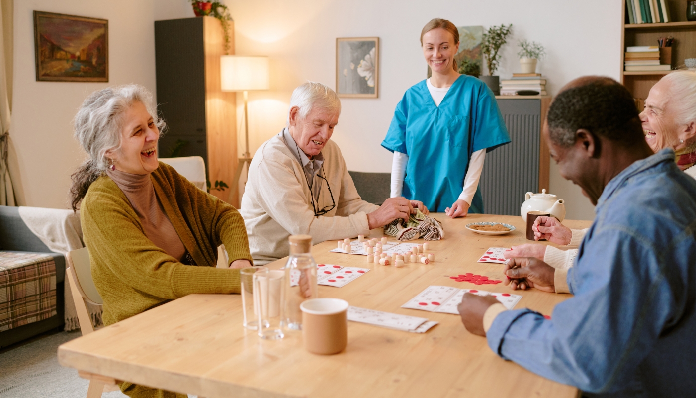 رعاية كبار السن – واجب إنساني ومجتمعي يعكس قيم الرحمة والتكافل رجل مسن يتلقى الرعاية والاهتمام من طاقم تمريضي في دار رعاية كبار السن، يرمز إلى الإنسانية والتكافل الاجتماعي