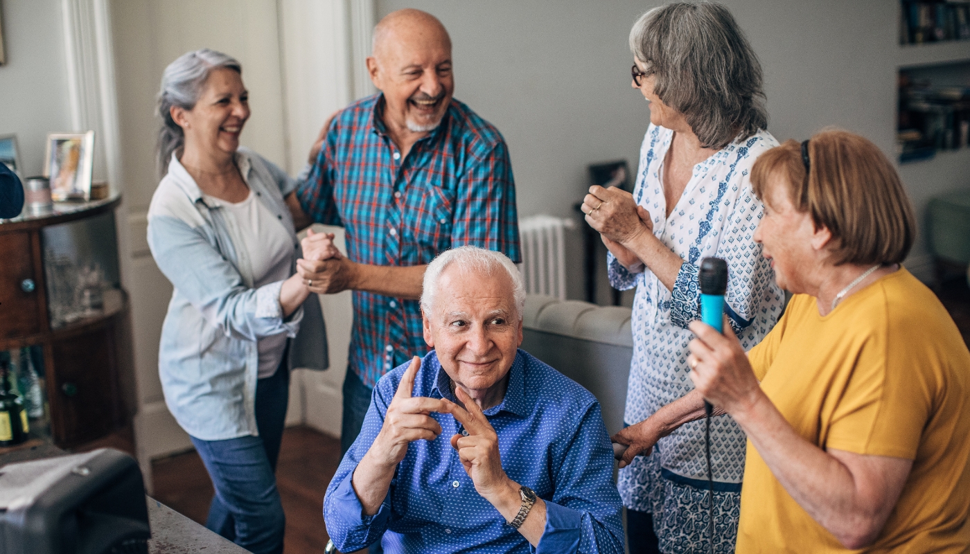 مشهد يعبر عن الرؤية الإنسانية لدار المسنين كورنيش النيل حيث يتلقى كبار السن رعاية حنونة في بيئة آمنة ومشرقة