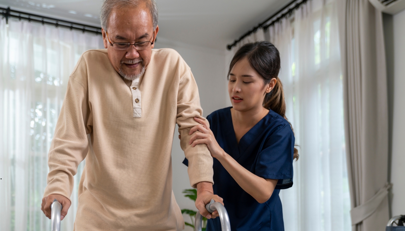 كبار السن يشاركون في أنشطة ترفيهية واجتماعية داخل دار مسنين كورنيش النيل تعزز صحتهم النفسية والجسدية وتمنحهم السعادة والانتماء