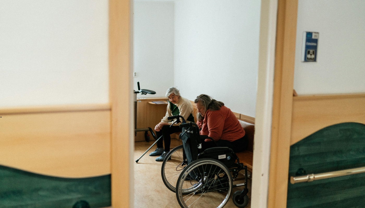 مقدمة عن أهمية دار مسنين بخدمات 5 نجوم في القاهرة ممرضة ترعى أحد كبار السن داخل دار مسنين راقية في القاهرة بخدمات خمس نجوم، تعكس أهمية الرعاية المتكاملة والبيئة المريحة لكبار السن