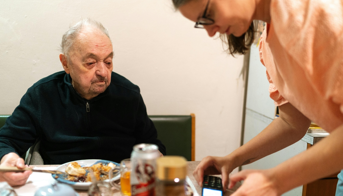 كبار السن يتلقون دعمًا نفسيًا واجتماعيًا داخل دار مسنين كورنيش النيل في بيئة آمنة توفر الراحة والطمأنينة وتدعم الصحة النفسية