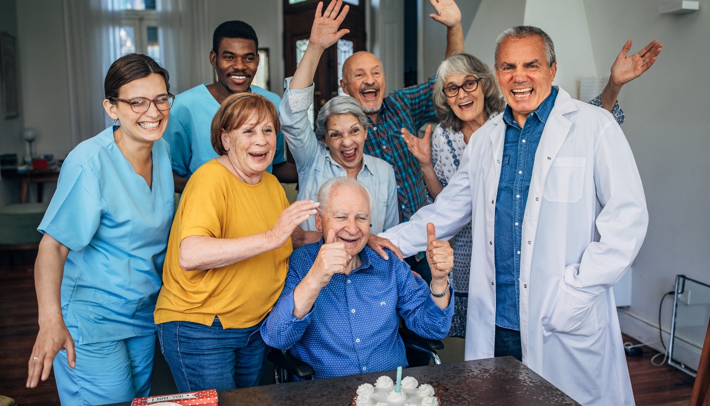 خدمات الرعاية الطبية في دار مسنين – رعاية صحية متكاملة لكبار السن ممرضة تساعد رجلًا مسنًا أثناء قياس ضغط الدم في دار رعاية المسنين، تعبيرًا عن الرعاية الطبية والاهتمام بصحة كبار السن