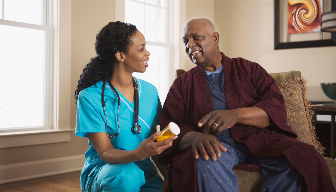 دار مسنين في القاهرة بخدمات 5 نجوم – رعاية طبية وإنسانية متكاملة لكبار السن ممرضة تقدم الرعاية والاهتمام لأحد كبار السن داخل دار مسنين في القاهرة بخدمات خمس نجوم، تعكس بيئة فاخرة تجمع بين الراحة والرعاية الصحية