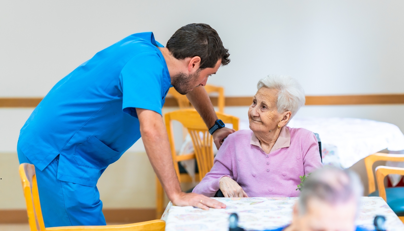 كبار السن يشاركون في أنشطة ترفيهية واجتماعية داخل دار مسنين كورنيش النيل تشمل الرسم، الألعاب الذهنية، والتمارين الخفيفة في جو من السعادة والدفء