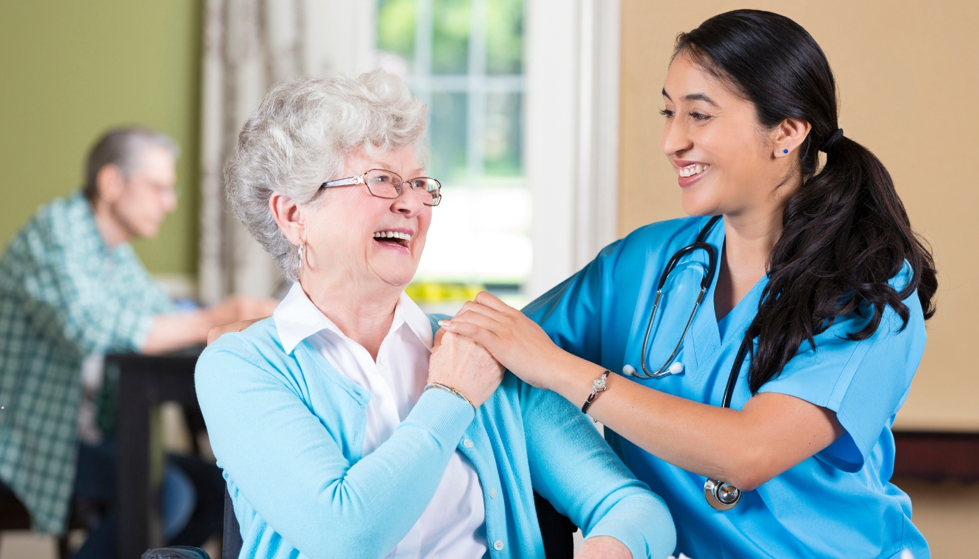 أفضل دار رعاية طبية في مصر – رعاية صحية متكاملة لكبار السن بكل حب وإنسانية ممرضة تساعد رجلًا مسنًا في دار رعاية طبية حديثة في مصر، ضمن بيئة آمنة ومجهزة تقدم الرعاية الصحية والتمريضية المتكاملة