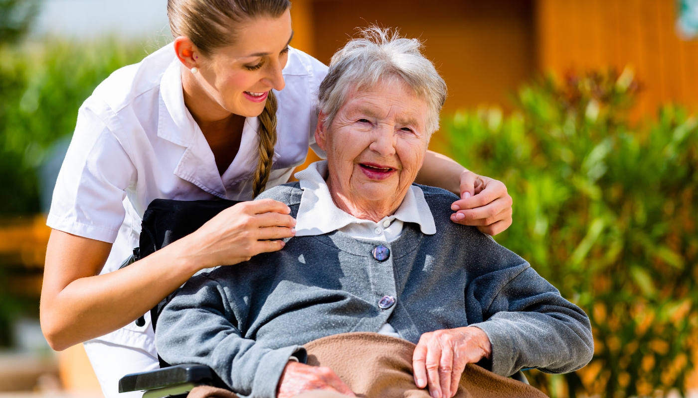 صالة استقبال فاخرة في دار رعاية مسنين تطل على كورنيش النيل — غرفة جلوس مريحة ومضيئة مع نافذة تطل على النيل وحدائق خارجية.