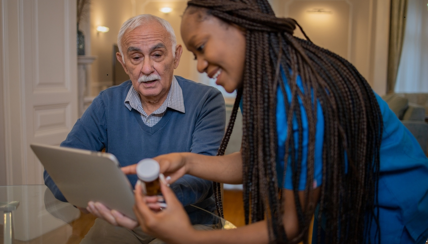 فريق تمريض يقدم الرعاية الطبية للمسنين في دار مسنين بالقاهرة