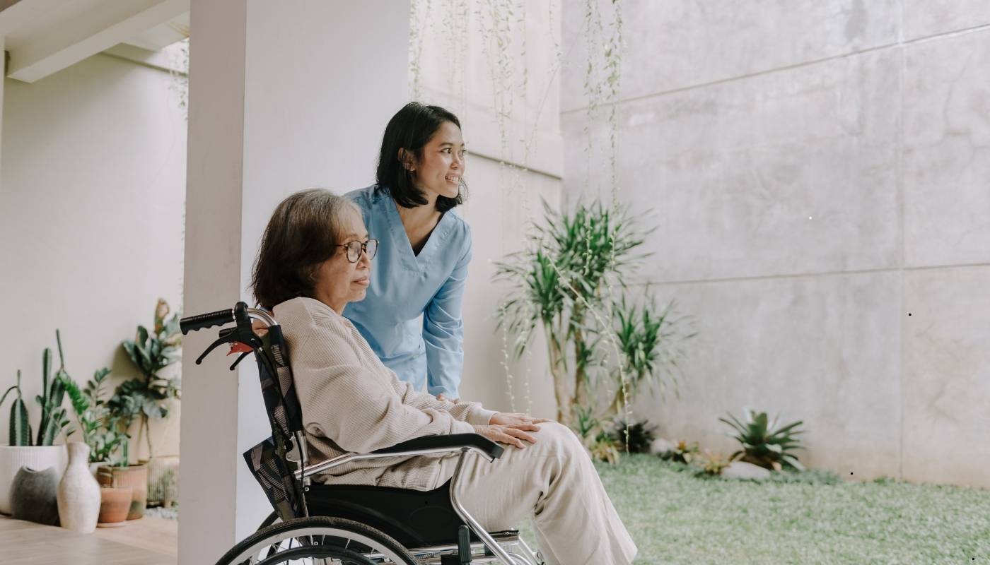 غرفة فندقية للمسنين في دار رعاية. غرفة رعاية فندقية مجهزة لكبار السن في دار مسنين.