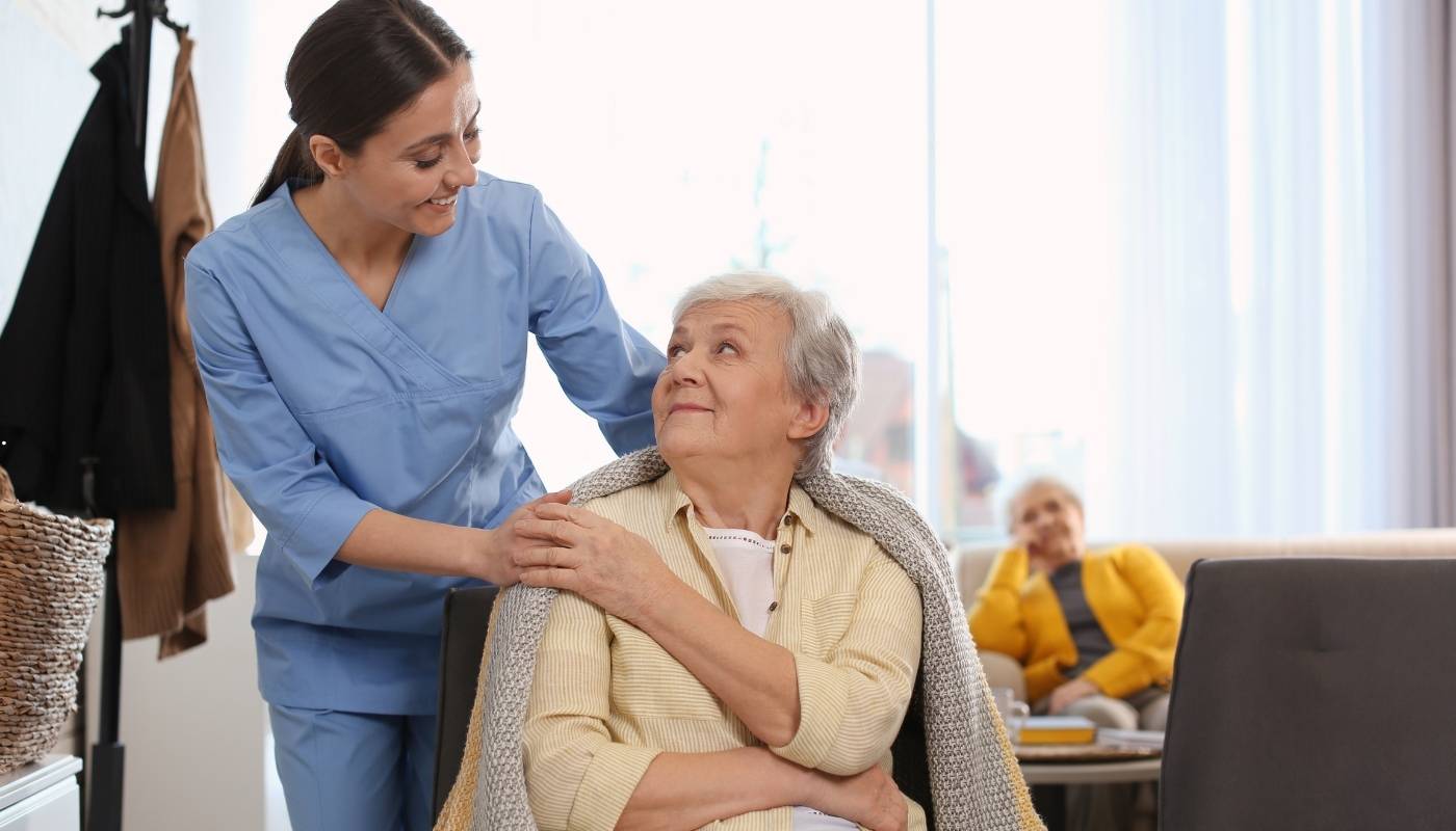 دار رعاية مميزة لكبار السن في القاهرة – دار مسنين طاقم تمريض يعتني بكبار السن في دار مسنين بالقاهرة، داخل بيئة آمنة ومريحة تجمع بين الرعاية الطبية والدعم النفسي والاجتماعي