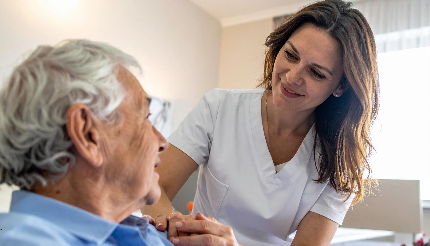 غرفة إقامة فندقية داخل دار مسنين حدائق حلوان مع رعاية طبية مستمرة وممرضة تقدم الدعم للمقيم