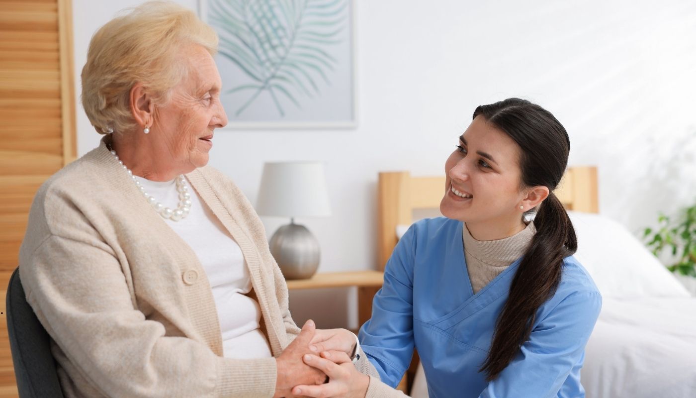 ممرضة تقدم رعاية طبية ونفسية لمريض زهايمر داخل دار مسنين في حدائق حلوان