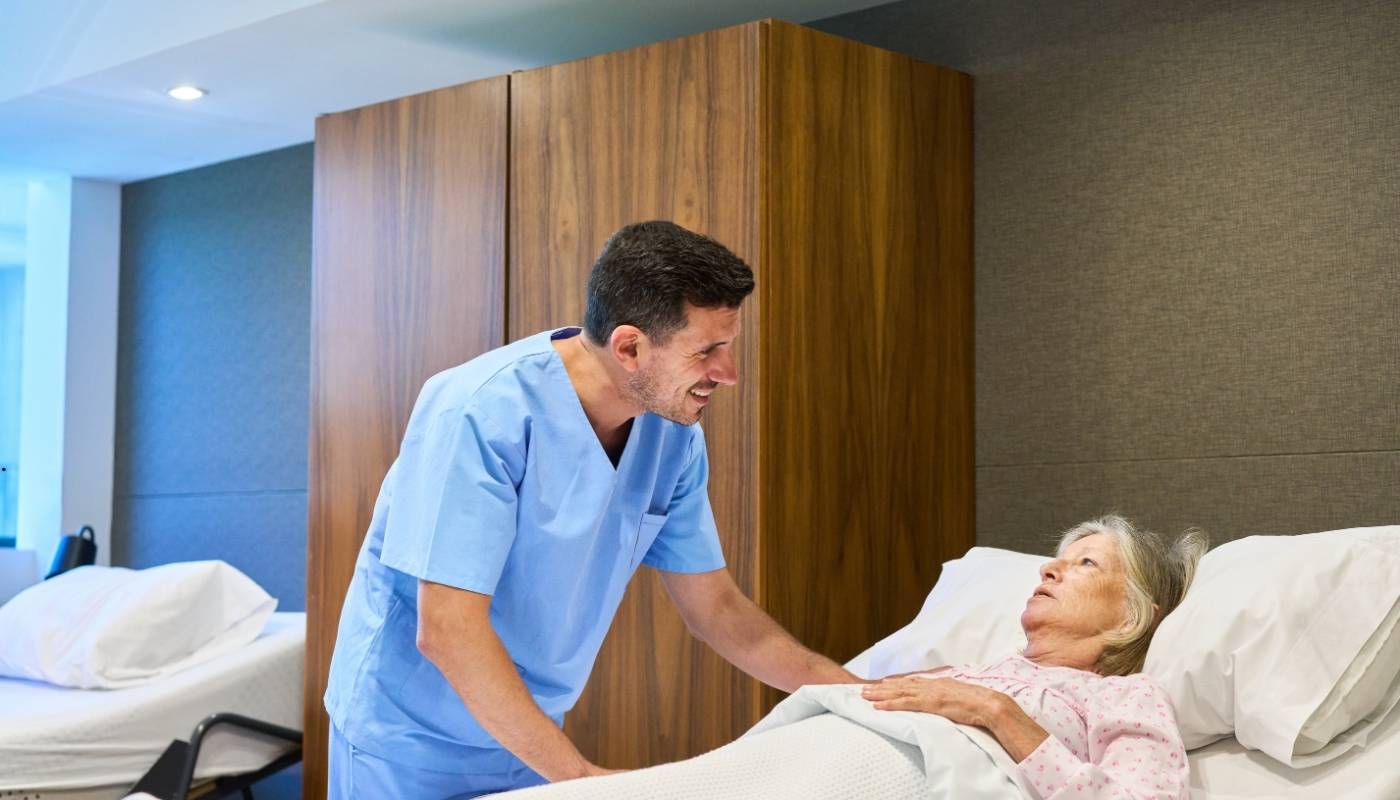 كبار السن يستمتعون برعاية فندقية شاملة في دار مسنين كورنيش النيل، مع متابعة طبية وتمريضية مستمرة وبيئة آمنة ومريحة