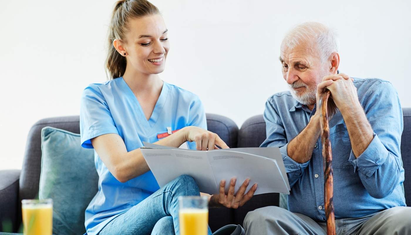 ممرضة تقدم الرعاية لكبير السن بابتسامة دافئة في دار مسنين حدائق حلوان، مع بيئة آمنة ومريحة على كورنيش النيل