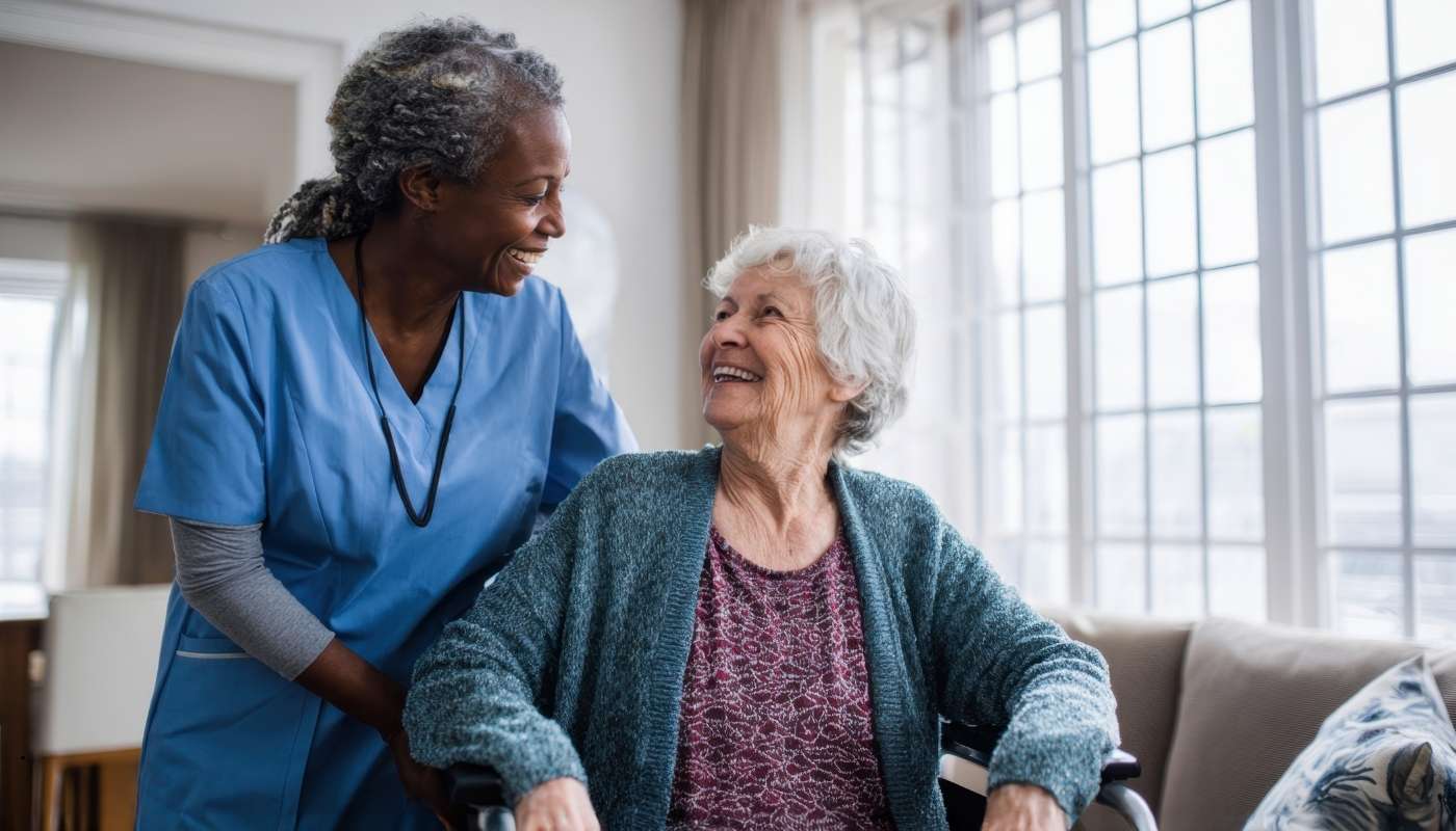 طاقم تمريضي يهتم بكبار السن داخل دار مسنين في مصر، يعكس الرعاية الطبية والإنسانية للمسنين