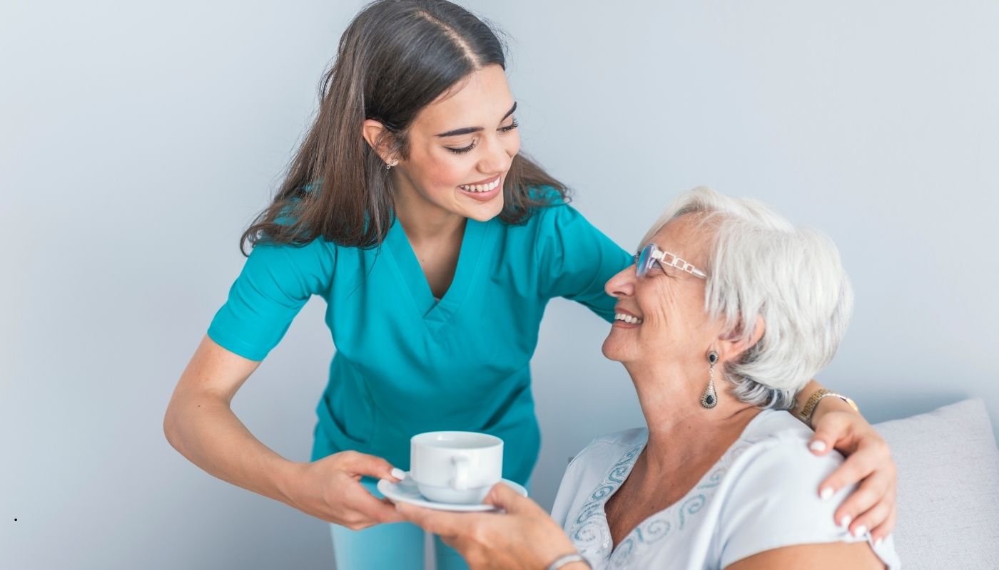 طاقم طبي وطاقم تمريضي يقدم الرعاية لكبار السن بابتسامة ودفء إنساني داخل دار مسنين في كورنيش النيل، مع بيئة آمنة ومريحة