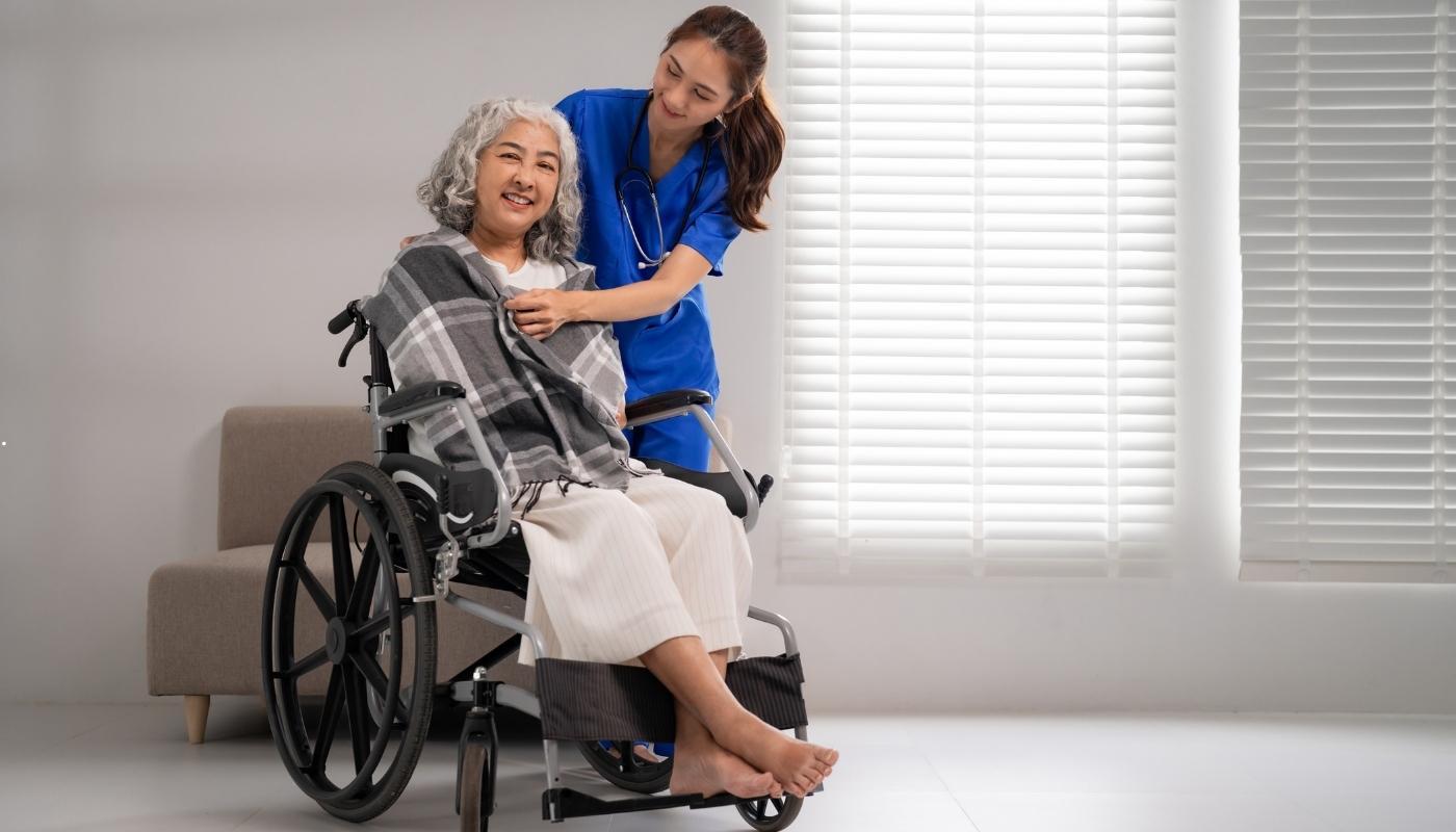 رعاية كبار السن… أكثر من مجرد خدمة في دار مسنين القاهرة طاقم تمريض محترف يقدم رعاية شاملة لكبار السن داخل دار مسنين بالقاهرة، مع اهتمام صحي ونفسي متكامل