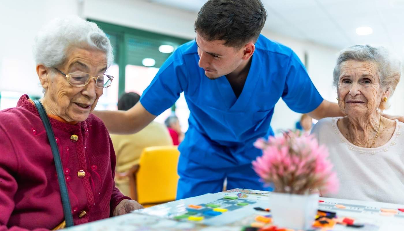 الترفيه كجزء أساسي من رعاية كبار السن في دار مسنين حدائق حلوان كبار السن يشاركون في أنشطة ترفيهية داخل دار مسنين حدائق حلوان لتعزيز الراحة النفسية والحيوية اليومية