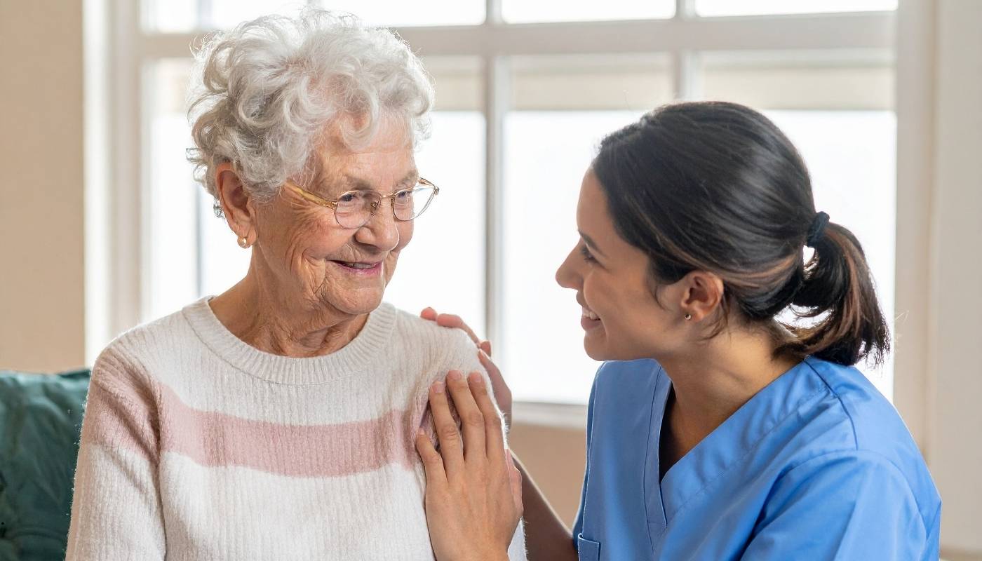 غرفة فندقية مريحة في دار مسنين مجهزة لجميع احتياجات كبار السن، مع متابعة طبية مستمرة