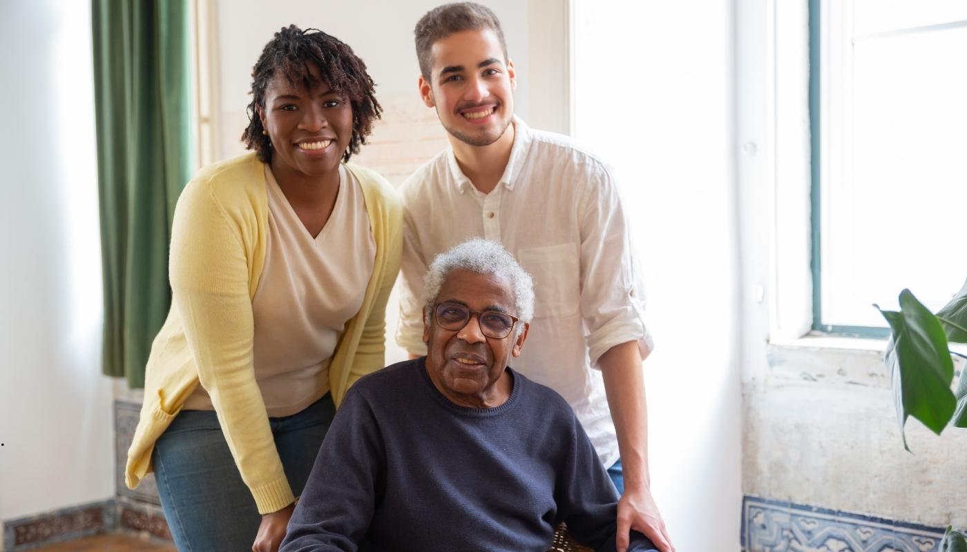 مقدمة: الرعاية المتكاملة لكبار السن في دار مسنين حدائق حلوان فريق تمريض يساعد كبار السن بابتسامة دافئة داخل دار مسنين في حدائق حلوان، مع توفير رعاية طبية واجتماعية متكاملة