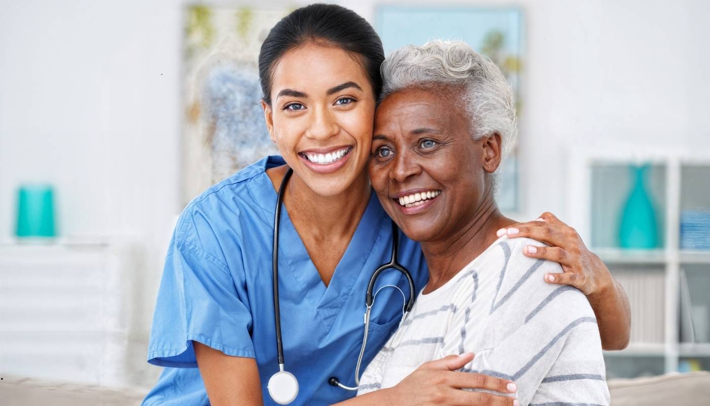 طاقم تمريضي يساعد كبار السن بابتسامة دافئة داخل دار مسنين فاخرة في حدائق حلوان، تعبير عن الرعاية الطبية والإنسانية