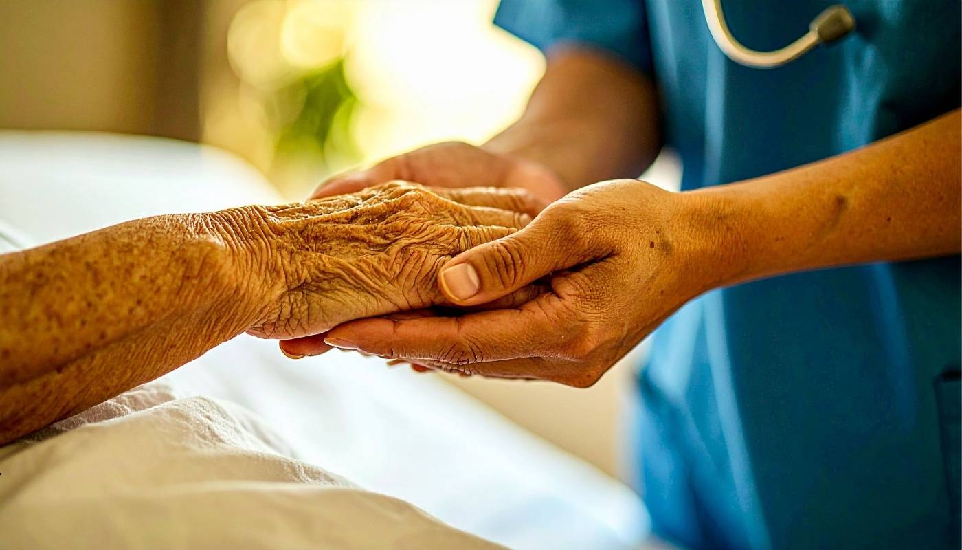 الرعاية المتخصصة لمريض الضغط والسكر في دار مسنين حدائق حلوان ممرضة تقيس ضغط الدم ومستوى السكر لأحد كبار السن في دار مسنين حدائق حلوان، ضمن رعاية طبية وتمريضية متخصصة