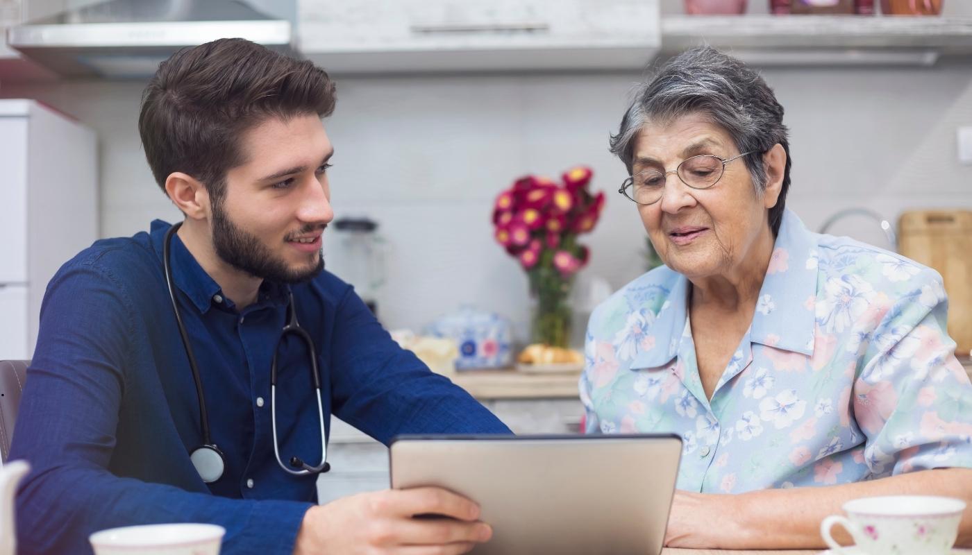 رعاية طبية وتمريضية متخصصة لكبار السن المصابين بحالات مزمنة في دار مسنين حدائق حلوان