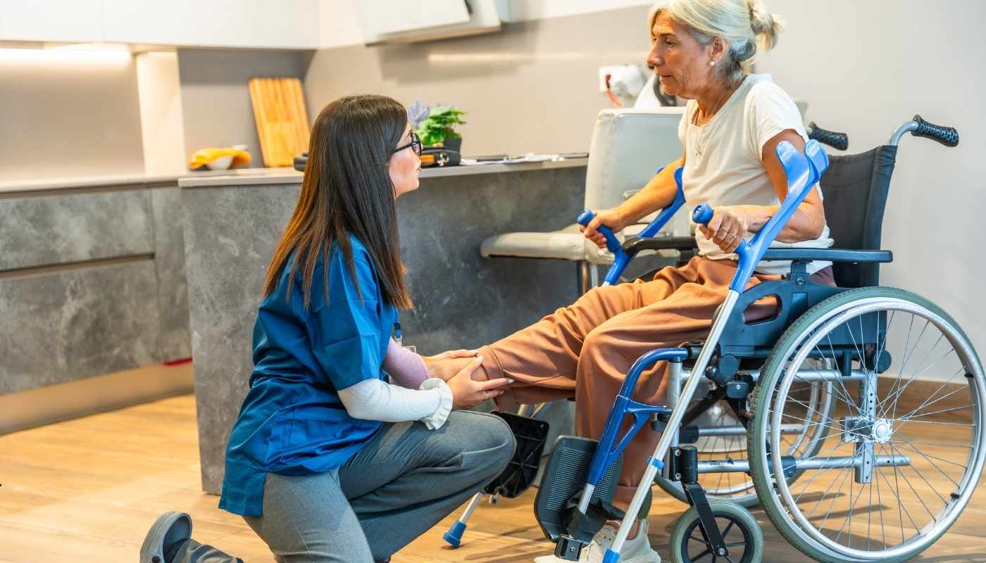 ممرضة تقدم رعاية لكبير السن في دار مسنين بالقاهرة، تعكس أهمية التمريض والدعم اليومي لكبار السن