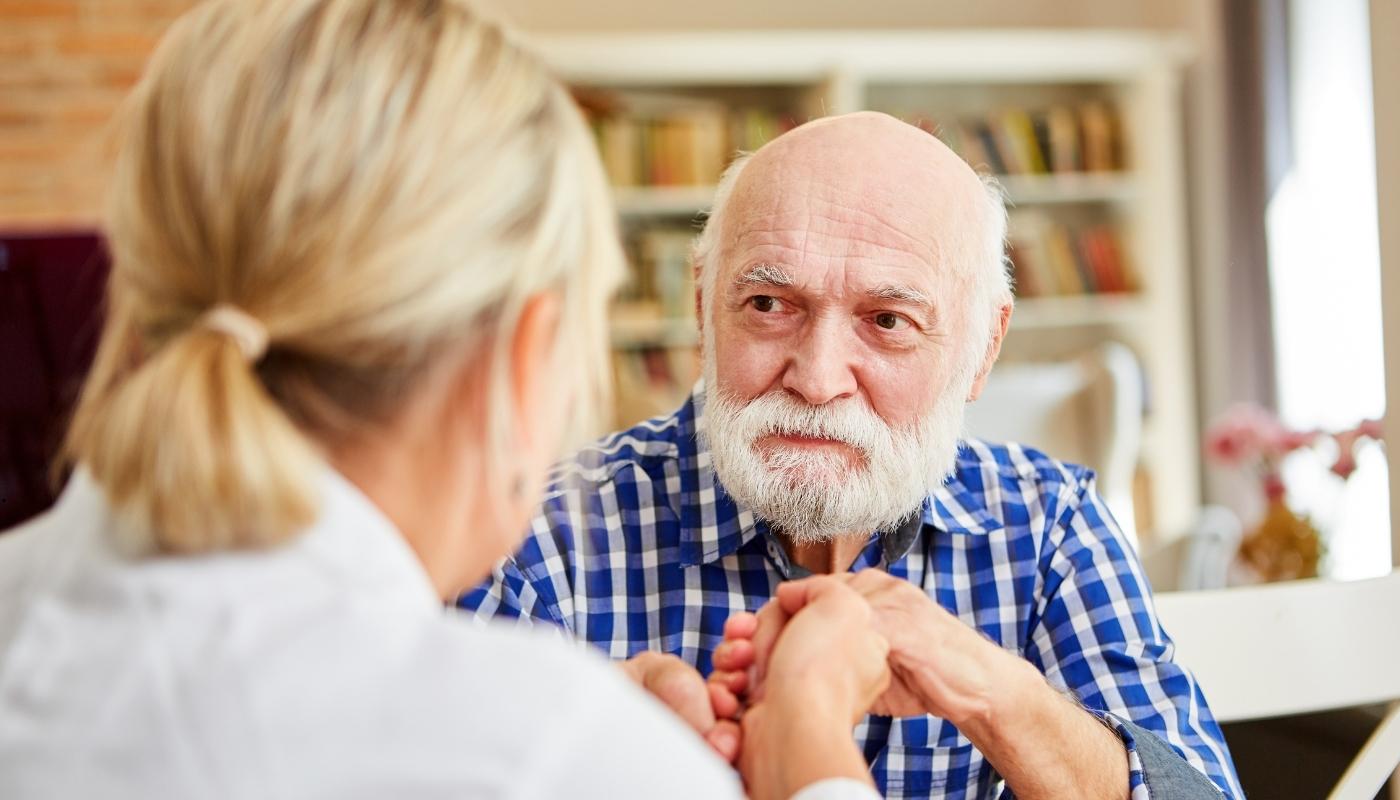 فريق طبي متخصص يقدم خدمات رعاية متقدمة لكبار السن في دار مسنين كورنيش النيل