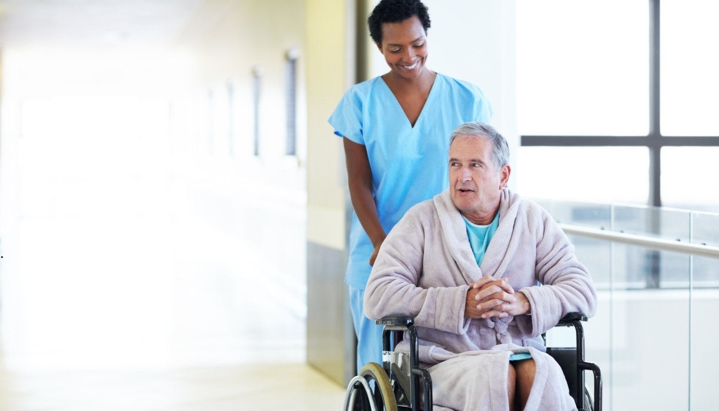 لماذا يحتاج كبار السن إلى تمريض متخصص – دار مسنين حدائق حلوان ممرضة متخصصة تقدم الرعاية الصحية لكبير في السن داخل دار مسنين في حدائق حلوان، توضح أهمية التمريض المتخصص لكبار السن