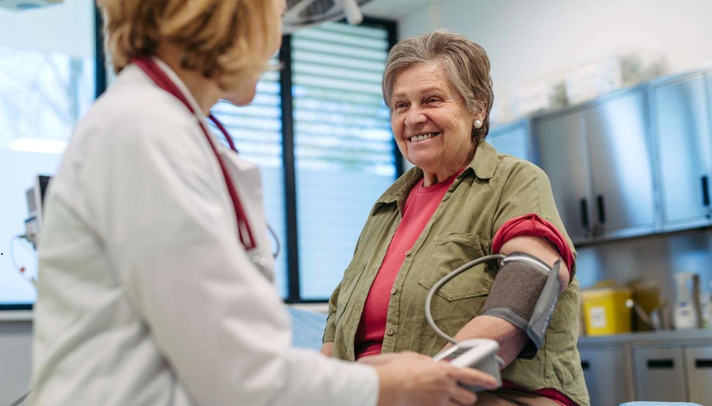 طبيب وممرضة يفحصان أحد كبار السن في دار مسنين حدائق حلوان ضمن برنامج المراقبة الطبية اليومية لضمان الراحة والأمان الصحي