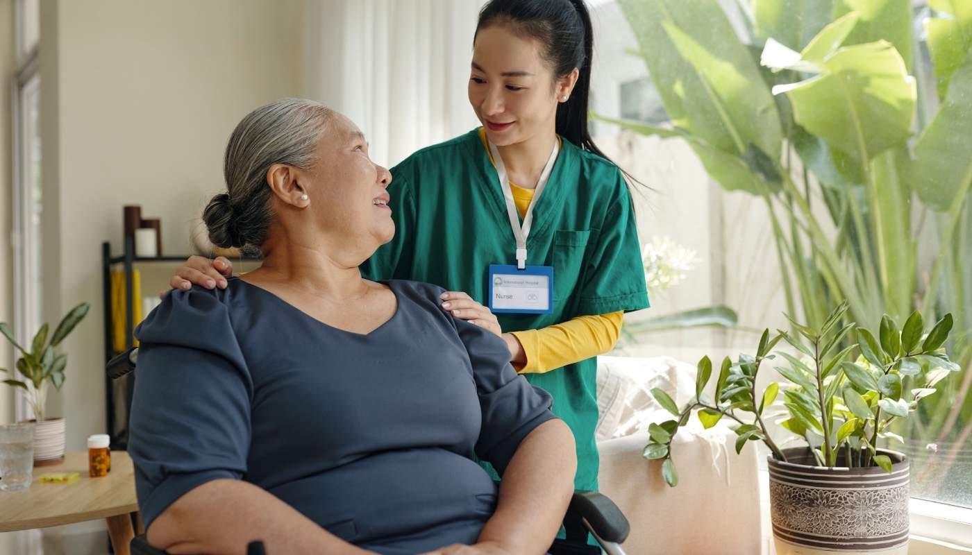 الرعاية التمريضية المتخصصة لمرضى الضغط والسكر في دار مسنين حدائق حلوان ممرضة تقوم بقياس ضغط الدم ومستوى السكر لأحد كبار السن داخل دار مسنين حدائق حلوان، تعكس الرعاية الصحية الدقيقة والاهتمام بالمسن