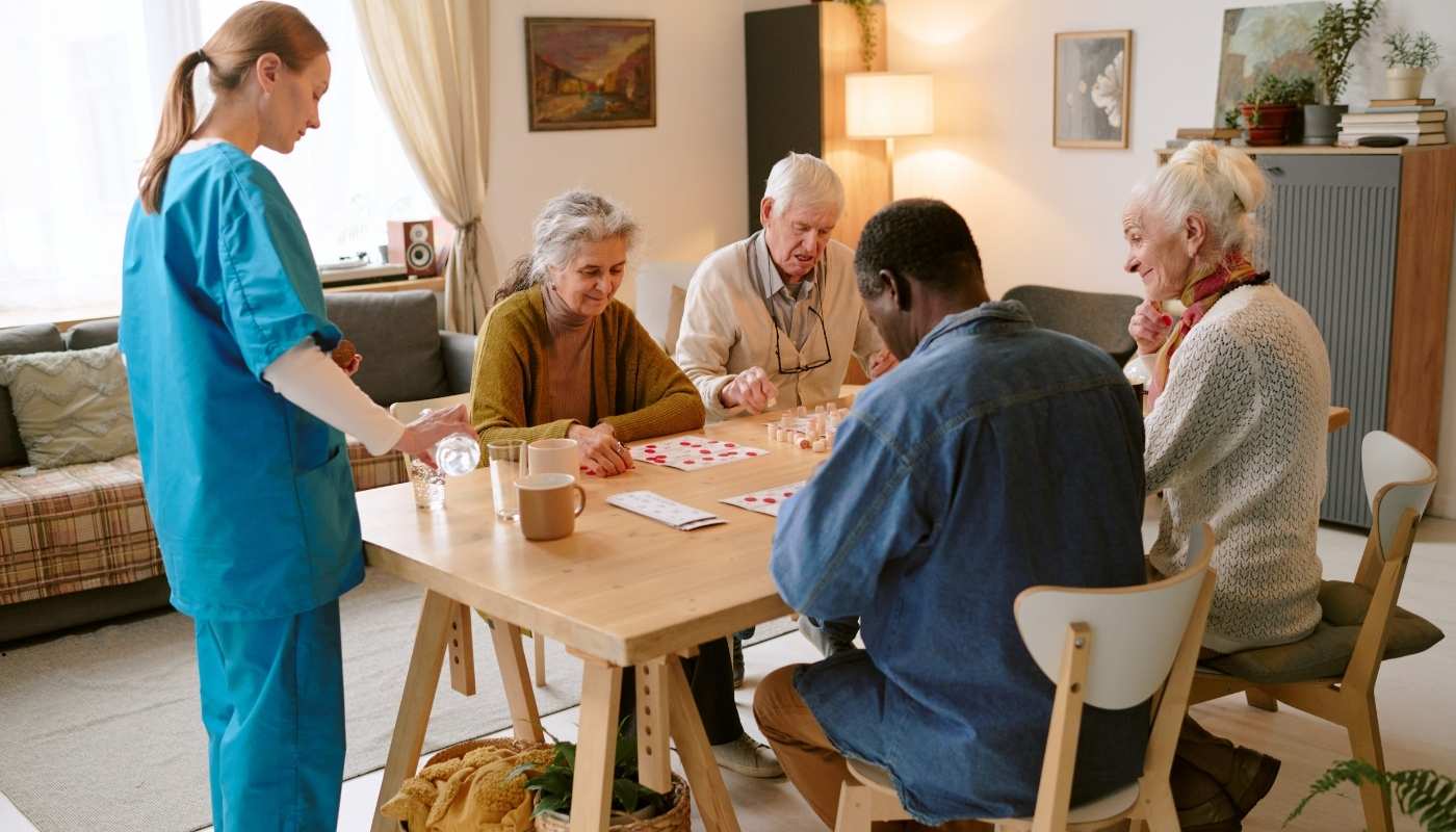 كبار السن يشاركون في أنشطة ترفيهية داخل دار مسنين حدائق حلوان على كورنيش النيل