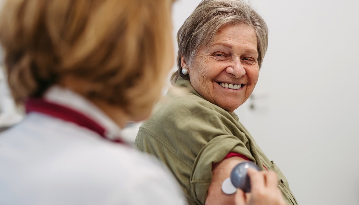 ممرضة وأخصائي علاج طبيعي يساعدان مسنًا في جلسة تأهيل بعد إصابة، داخل دار مسنين حدائق حلوان