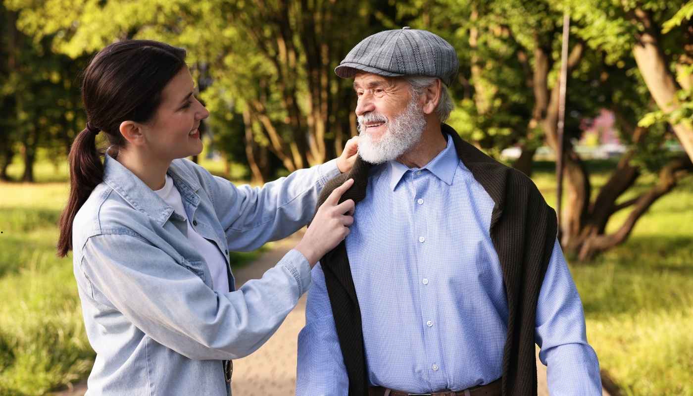 طاقم طبي وتمريضي يقدم رعاية صحية متخصصة لمسنين داخل دار مسنين في حدائق حلوان، مع متابعة طبية وتمريضية دقيقة لجميع الحالات