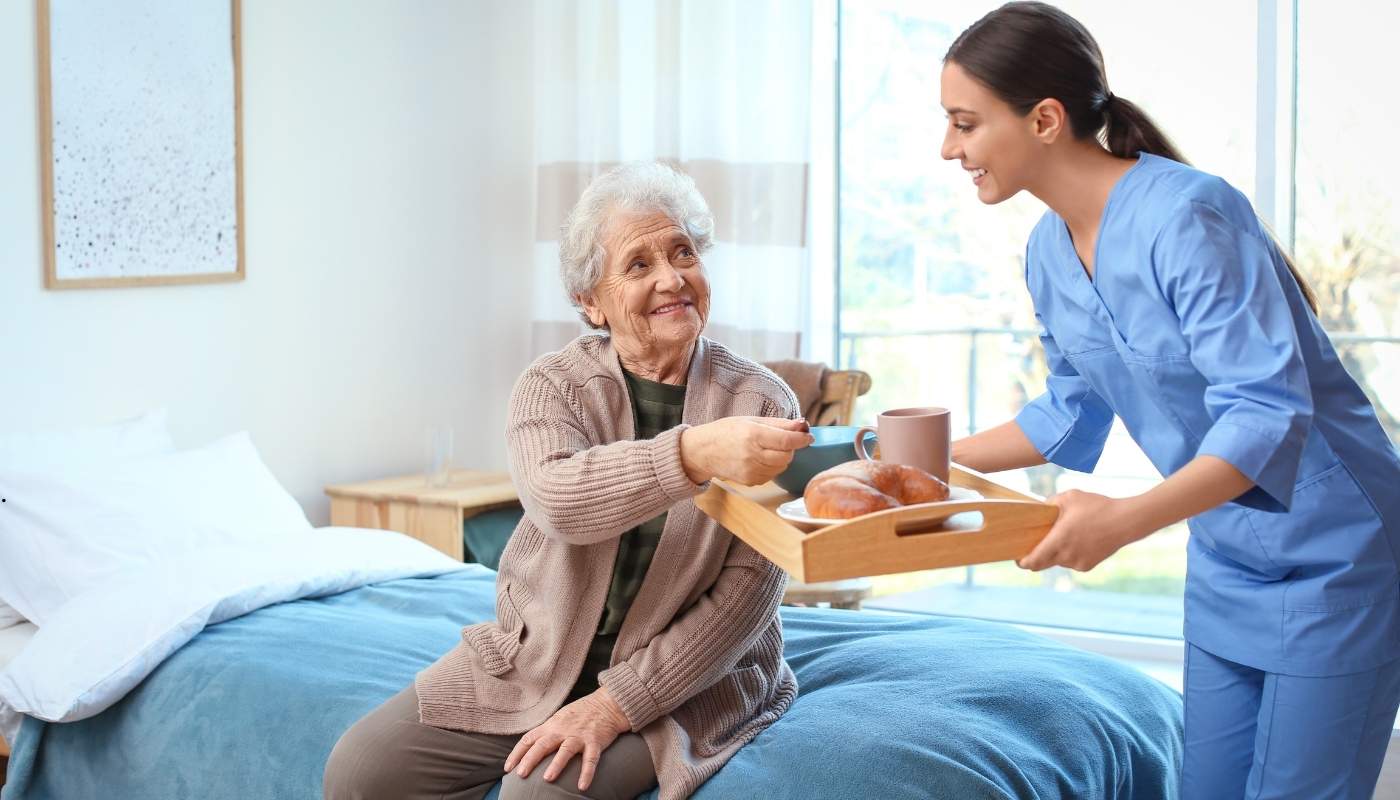 تمريض متخصص لكبار السن في دار مسنين حدائق حلوان ممرضة تقدم رعاية طبية متخصصة لأحد كبار السن داخل دار مسنين في حدائق حلوان بالقرب من كورنيش النيل