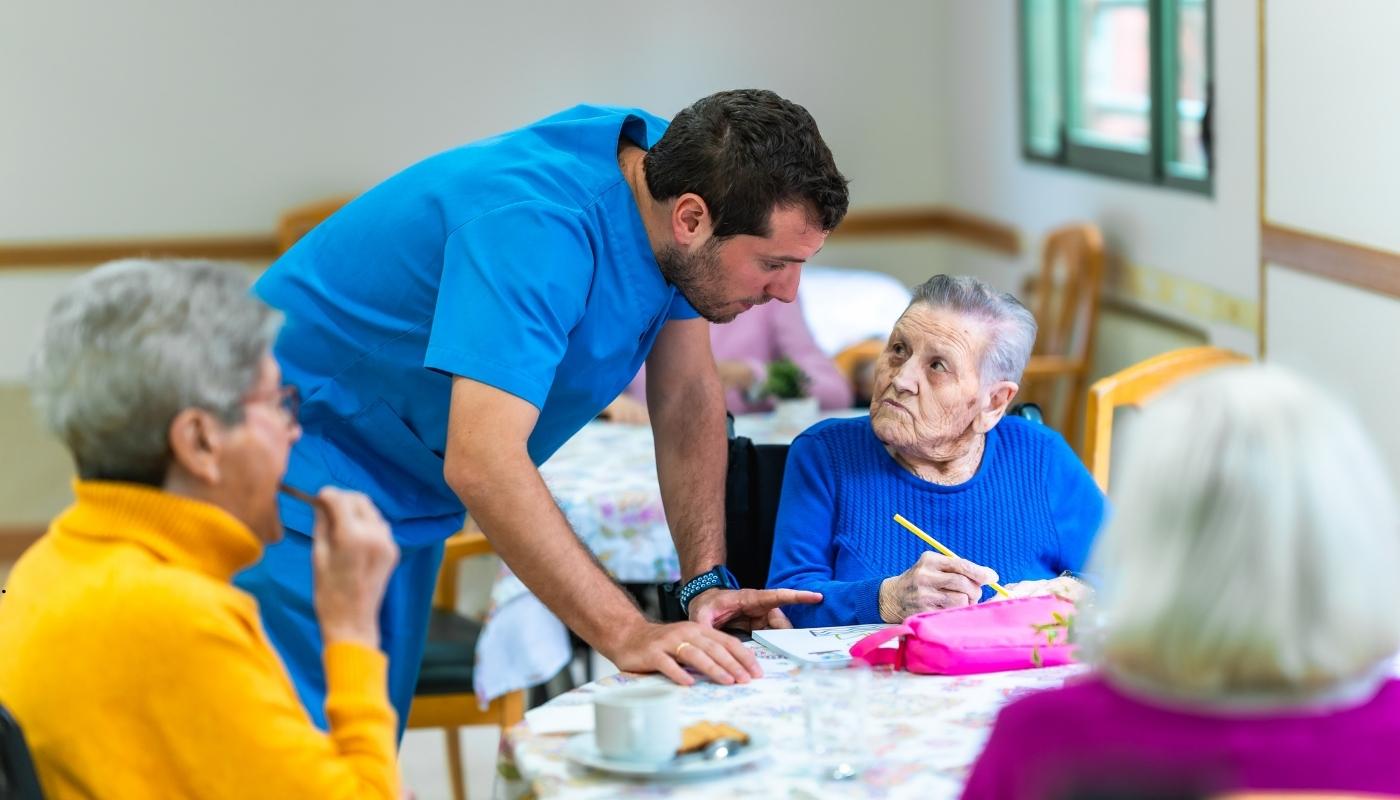 كبار السن يشاركون في أنشطة صلاة وقراءة القرآن في دار مسنين حدائق حلوان، لتعزيز الروحانية والطمأنينة النفسية