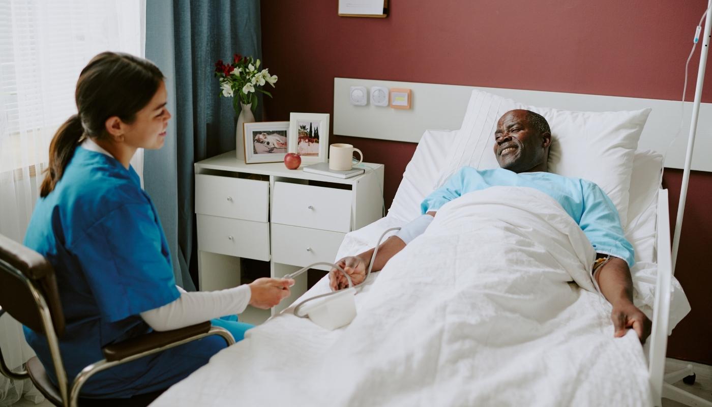 رعاية طريحي الفراش في دار مسنين رعاية طريحي الفراش داخل دار مسنين مع فريق تمريض متخصص يقدم دعم طبي مستمر.