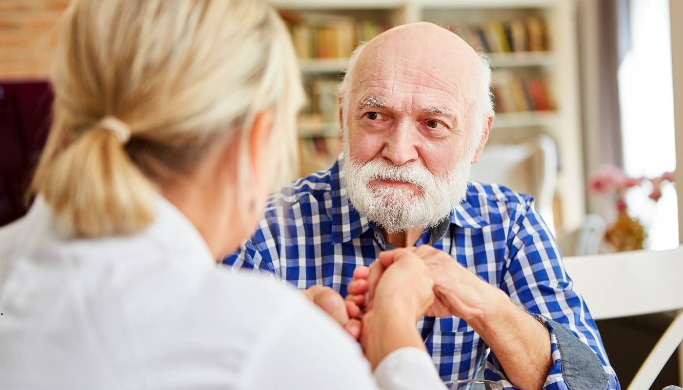 كبار السن يستمتعون بالأنشطة اليومية والرعاية الطبية داخل دار مسنين راقية في حدائق حلوان، مع بيئة آمنة ومريحة على كورنيش النيل