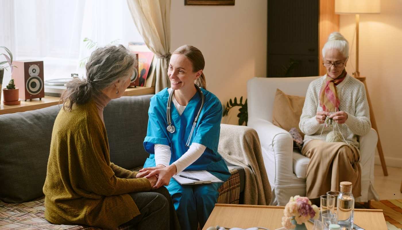 تمريض متخصص يقدم رعاية لكبار السن.