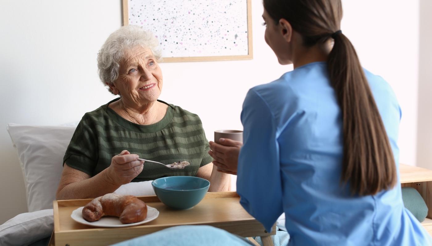 مسن يتلقى رعاية حانية وشخصية من جليسة متخصصة في بيئة آمنة بالقاهرة