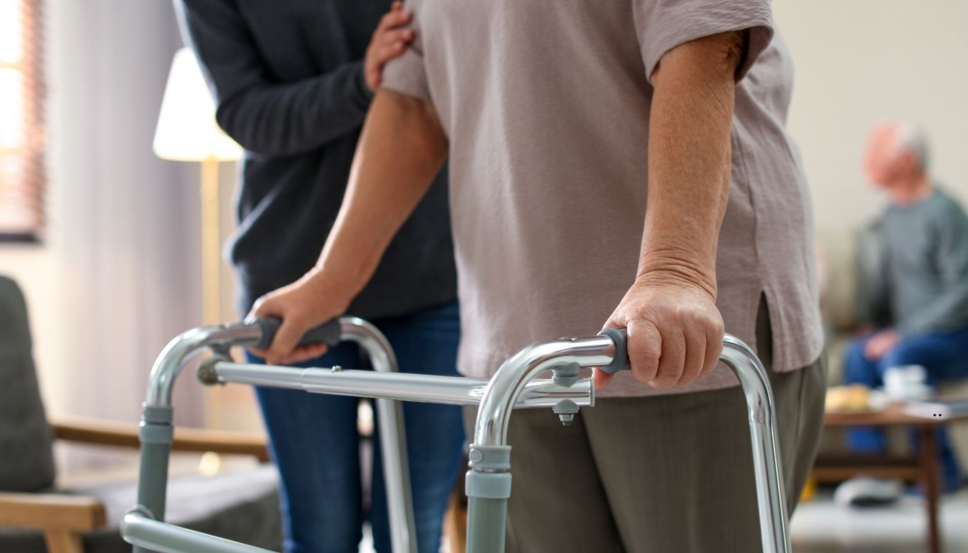 فريق تمريض متخصص يتابع العلامات الحيوية لمسن في مركز رعاية متكامل في القاهرة. تمريض كبار السن 24 ساعة.