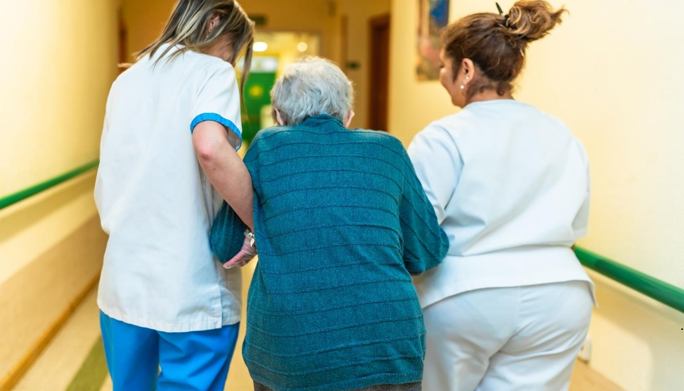 الرعاية اليومية الشاملة للمسنين (1) ممرضة تساعد مسناً في الأنشطة اليومية للحياة بأسلوب يحافظ على الكرامة.